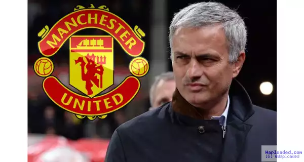 Jose Mourinho Signs Manchester United Contract